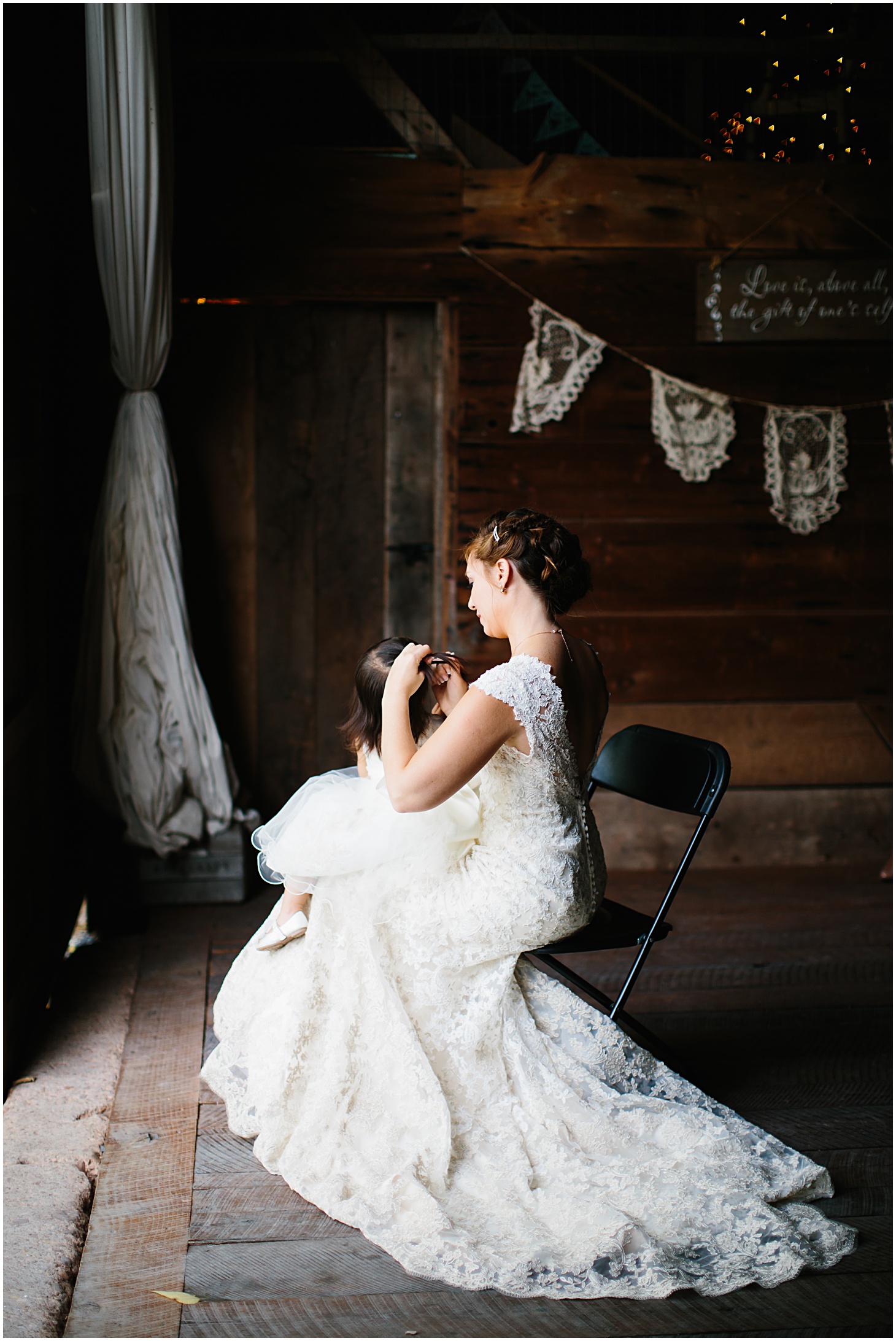 Rustic Floral Wedding at Rocklands Farm & Winery by Sarah Bradshaw Photography_0013