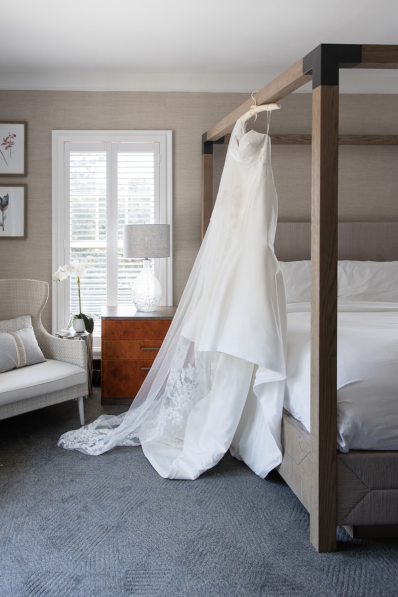Simple & modern wedding dress with lace detailed wedding veil. Elegant wedding at the Ritz-Carlton Lake Oconee in Georgia. Sarah Bradshaw Photography.
