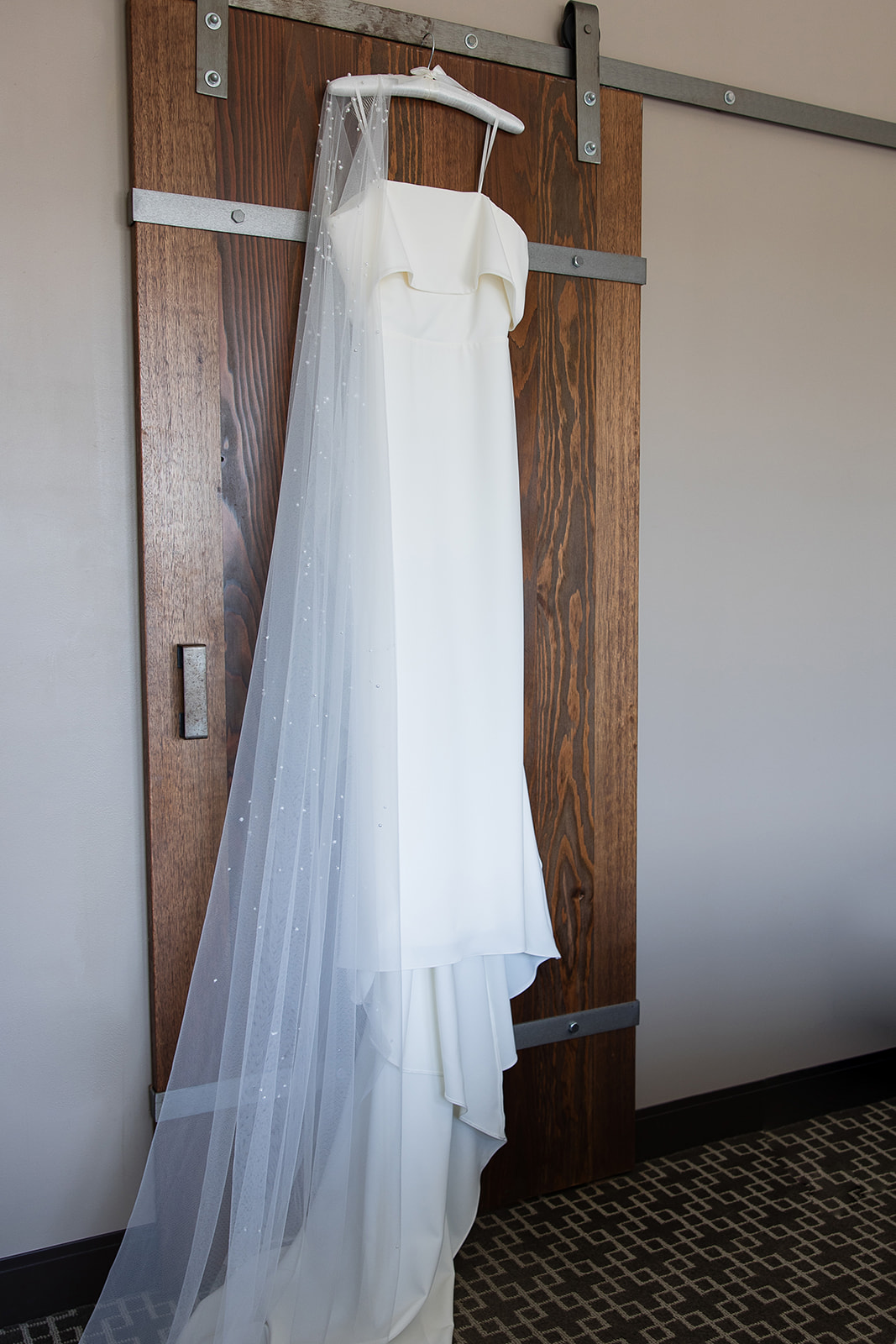 Modern off the shoulders wedding dress. high end elopement wedding in tampa florida. sarah bradshaw photography.
