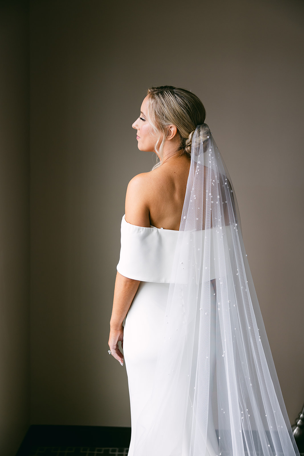 Bride in off the shoulders wedding dress and long veil. high end elopement wedding in tampa florida. sarah bradshaw photography.