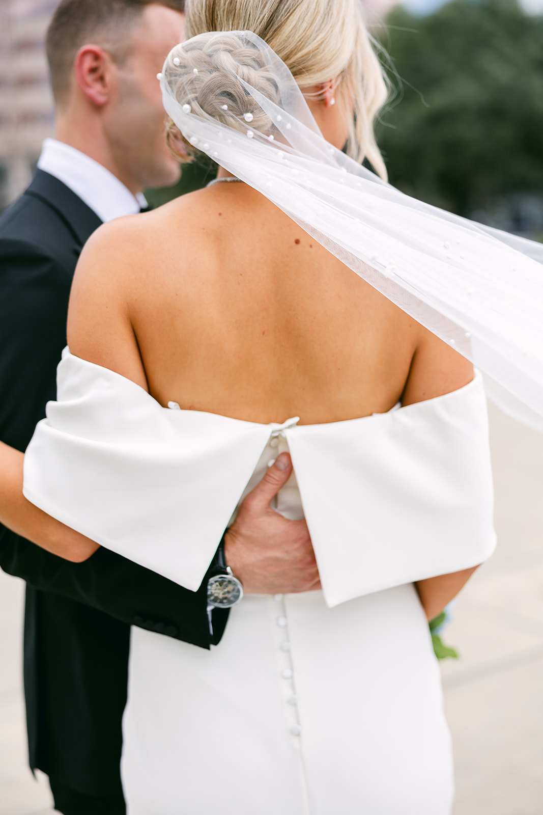 Modern off the shoulders wedding dress, long bridal veil. high end elopement wedding in tampa florida. sarah bradshaw photography.