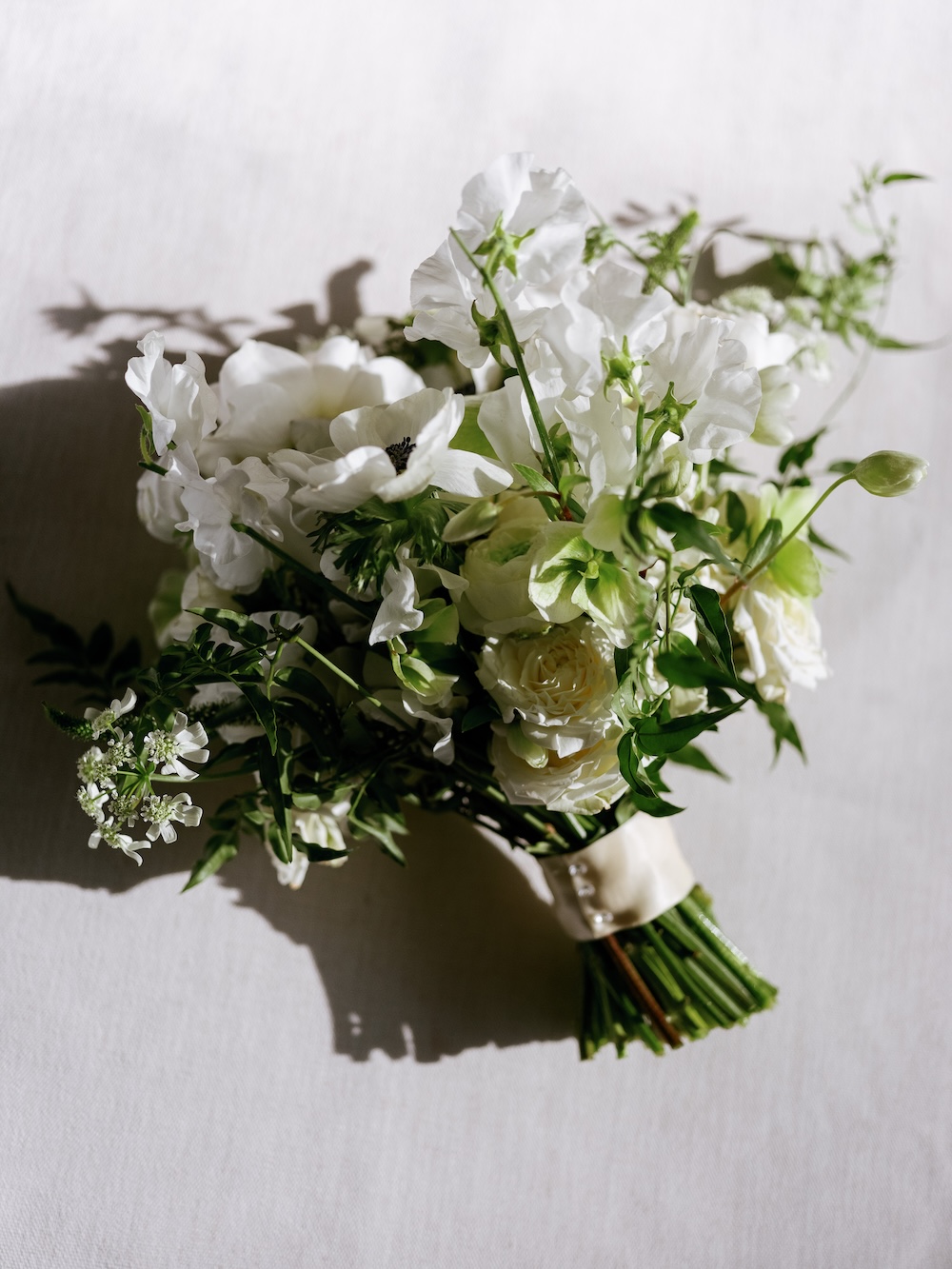 White and green bridal bouquet. Modern Washington DC wedding at National Museum of Women in the Arts. Sarah Bradshaw Photography.