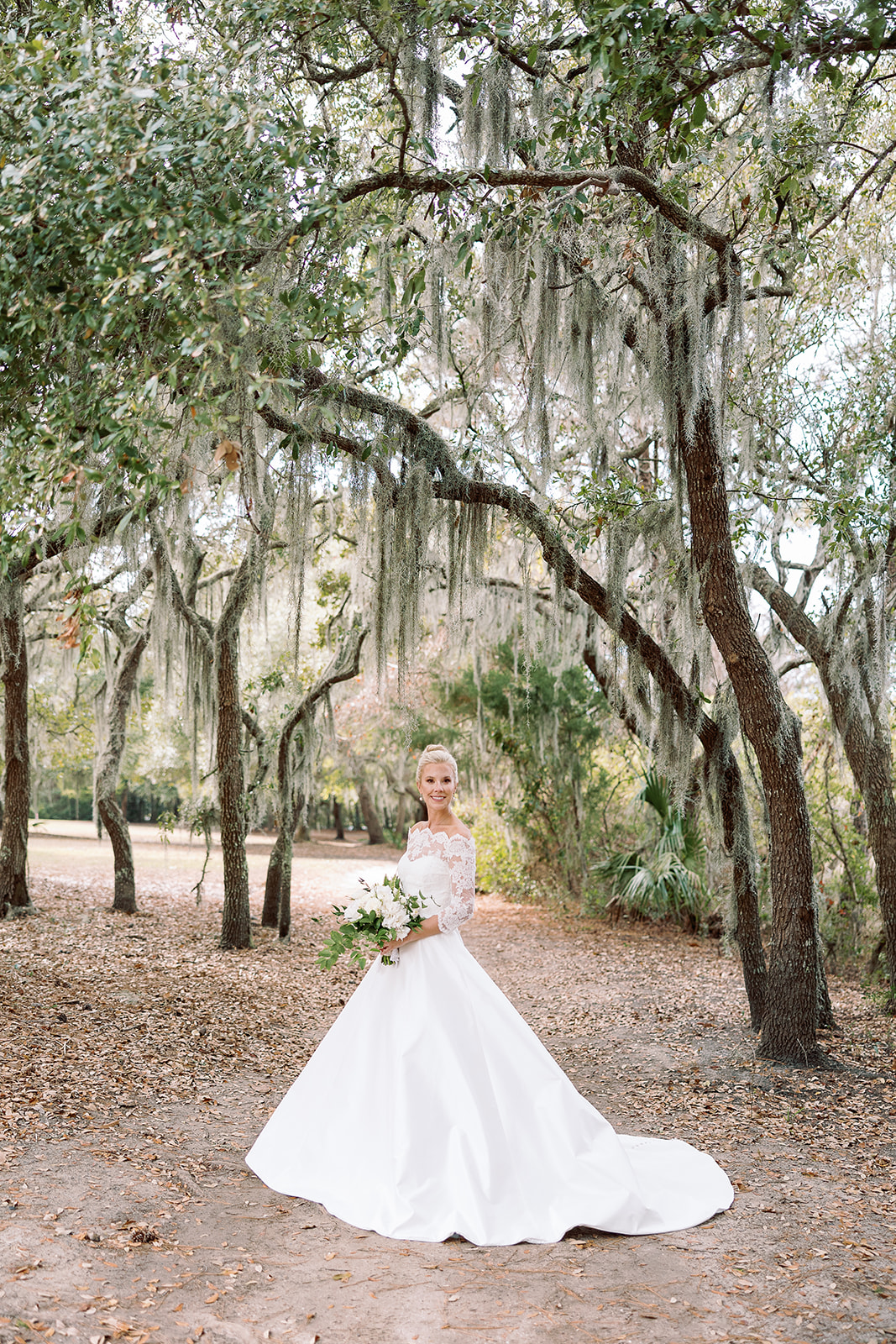 How to pose bride, traditional bridal portrait. Classic Black Tie wedding in Georgetown, SC. Sarah Bradshaw Photography