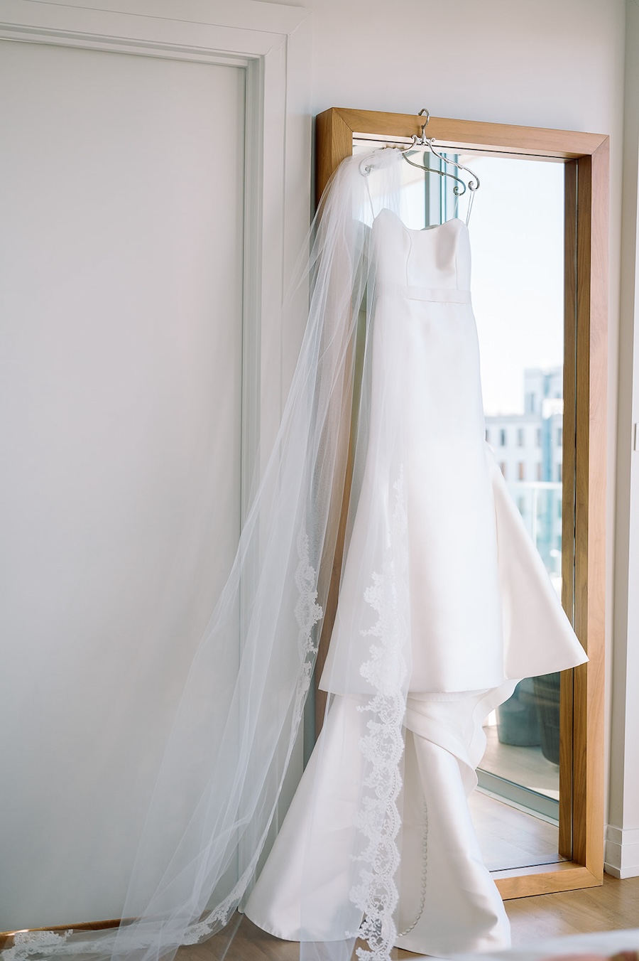 modern, no lace, mermaid style wedding dress. lace trim wedding veil. Timeless winter wedding, anderson house, washington dc, sarah bradshaw photography.