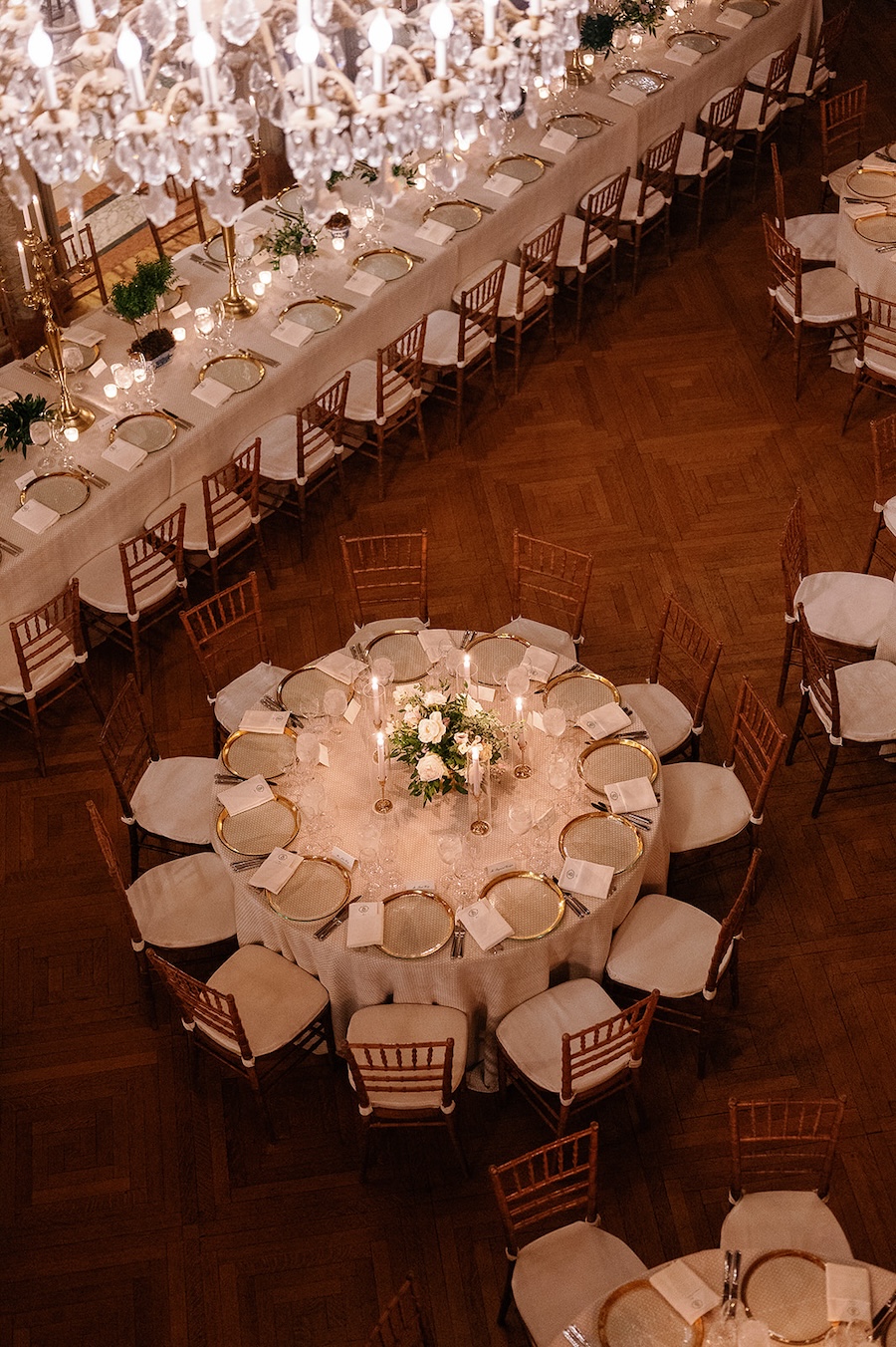 white and gold themed wedding tablescape. lush florals. Timeless winter wedding, anderson house, washington dc, sarah bradshaw photography.