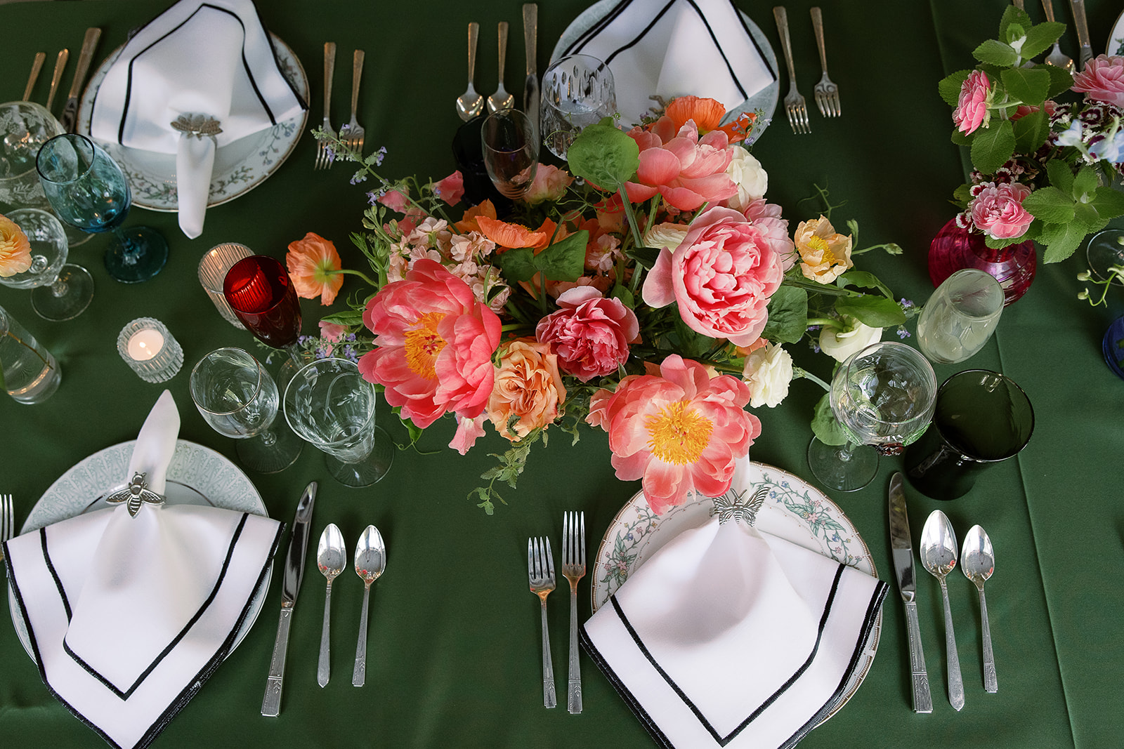 green table linens, lush and colorful wedding centerpieces. insect napkin rings. Spring, private home tented wedding in south carolina. Sarah Bradshaw Photography