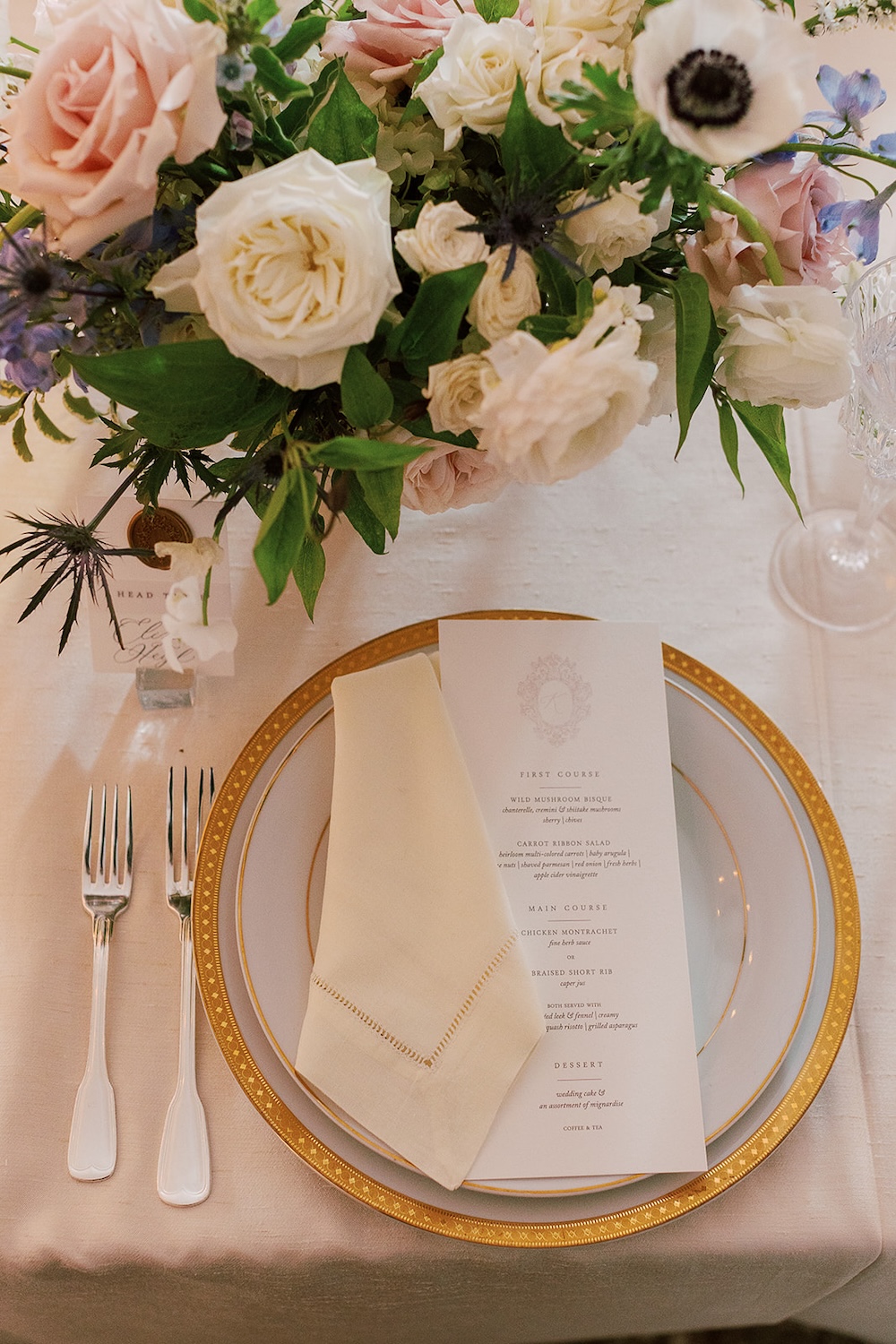 elegant wedding place setting with white and gold color palette. Classic timeless winter wedding, woodlawn manor, alexandria va. Sarah bradshaw photography