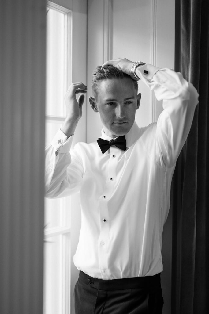 groom getting ready at Historic Cavalier Hotel in Virginia Beach by Sarah Bradshaw Photography