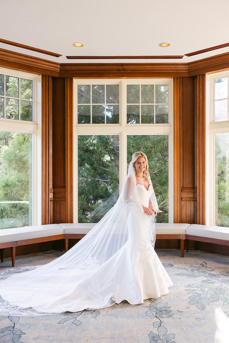 How to style and pose bride on wedding day. Traditional bridal portrait. Elegant wedding at the Ritz-Carlton Lake Oconee in Georgia. Sarah Bradshaw Photography.